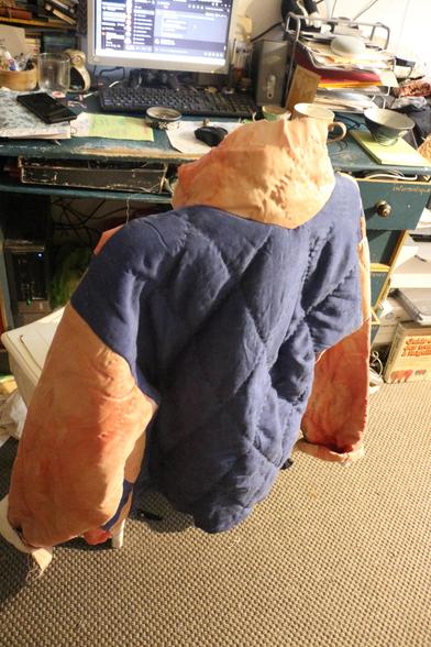 le blouson posé sur un dossier de chaise, avec le col cousu mais pas terminé (rien n'est terminé sur les bords)