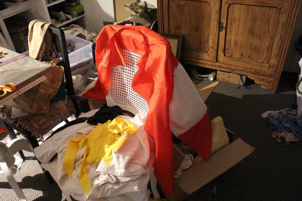 la doublure, rouge sur le corps et blanche en haut des manches parce que j'avais pas assez de doublure.