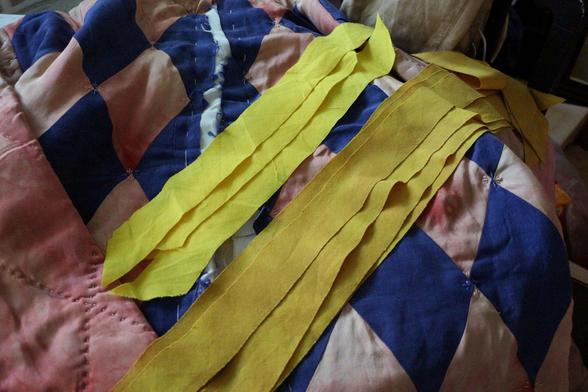 les mêmes biais posés sur le blouson. On peut constater que les biais fraichement teints sont beaucoup mieux.