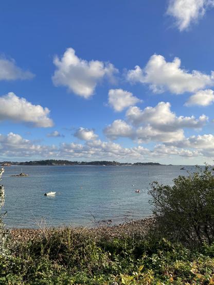 La mer avec au loin l’île de Brehat avec de petites embarcations