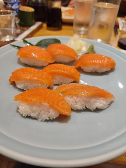Photo de l'assiette de 7 sushis au saumon