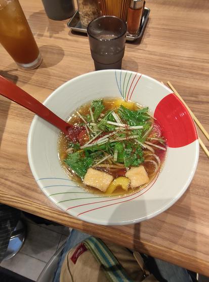 Photo d'un bol de ramen avec des légumes et nouilles de riz