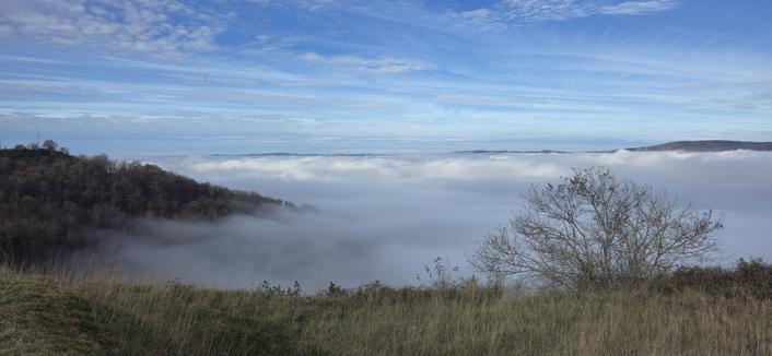Une "île" de nuages recouvre la vallée de mouret (aveyron)