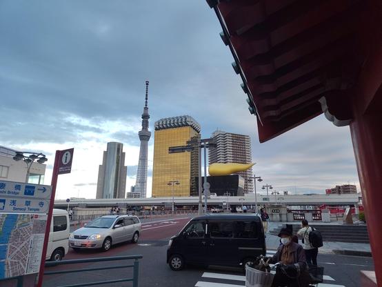 Photo de la tour Skytree de Asakusa, avec à côté une sculpture dorée qu'on a décidé de baptiser le caca doré parce que franchement, ça y ressemble à s'y méprendre !