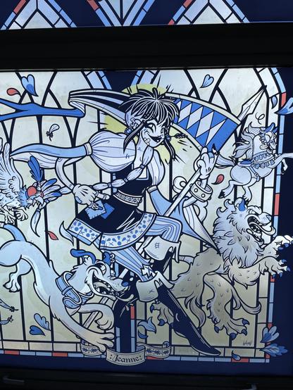 Une Jeanne d’Arc entourée d’animaux : chien, lion… vitraux bleus