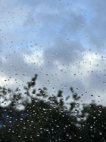Sur la vitre, des gouttes de pluie venues d’un pays où il pleut.