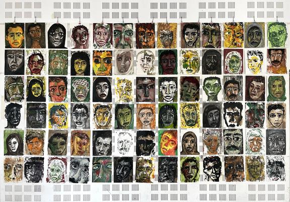 78 visages peints accrochés au mur