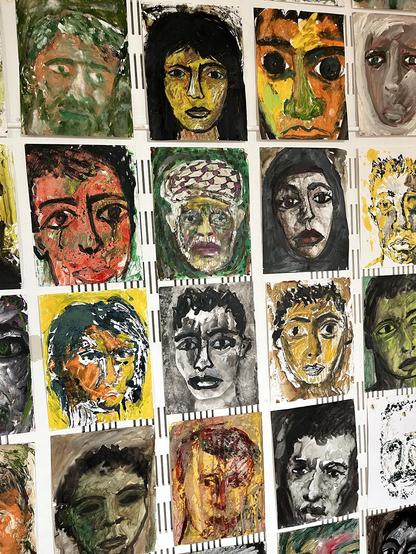 visages peints accrochés au mur