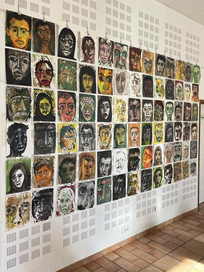 visages peints accrochés au mur
