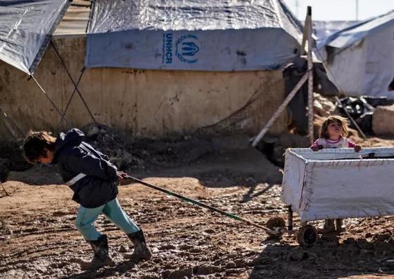 Deux enfants au milieu d’un camp.