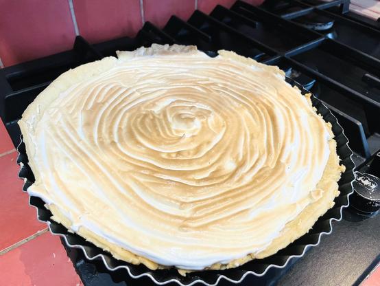Une tarte meringuée qui sort du four