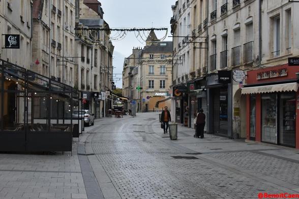 rue Saint-Pierre/rue Ecuyère déserte vers 10h