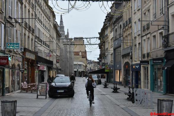 rue Saint-Pierre déserte vers 10h