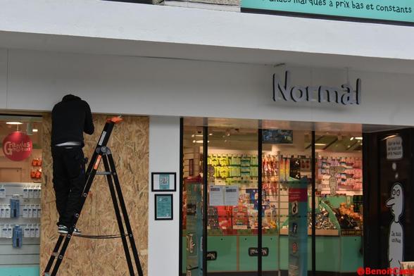 le magasin Normal en cours d'équipement de planche de bois