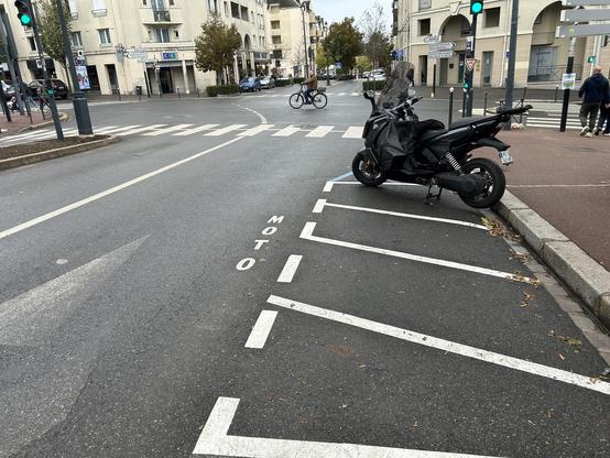 Des places de stationnements pour 2-roues motorisés dessinés au sol