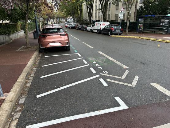 Des places de stationnements pour 2-roues motorisés dessinés au sol