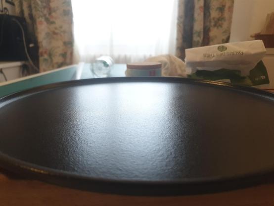 Reflets de la lumière du jour sur l'email noir impeccable de la surface de cuisson