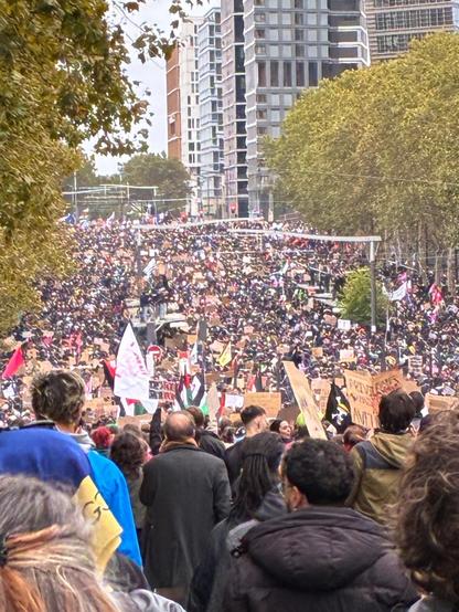 Foule dense en manifestation le 24 octobre 2026 à Paris. Boulevard des Maréchaux (en limite du 13eme après Porte d’Ivry)