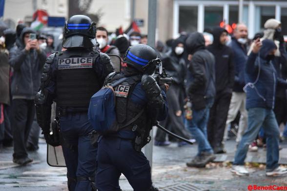 policier visant les manifestants avec son LBD cours Sadi-Carnot