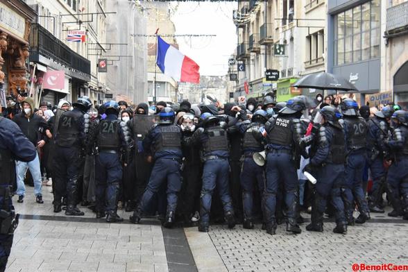 charge avec lacrymo rue Saint-Pierre