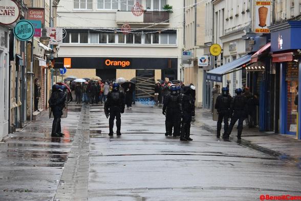 policiers rue de Bras avec le cortège qui passe rue de Strasbourg devant la boutique Orange