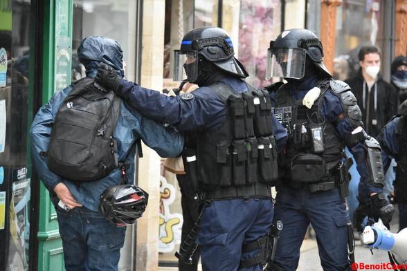 des policiers prennent à partie un passant qui était trop proche d'eux