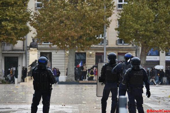 place de la République le cortège passe côté rue de Strasbourg avec des policiers en faction de l'autre côté de la place