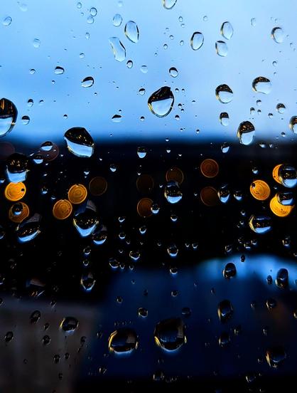 Des gouttes de pluie sur une fenêtre.
Ça fait joli.