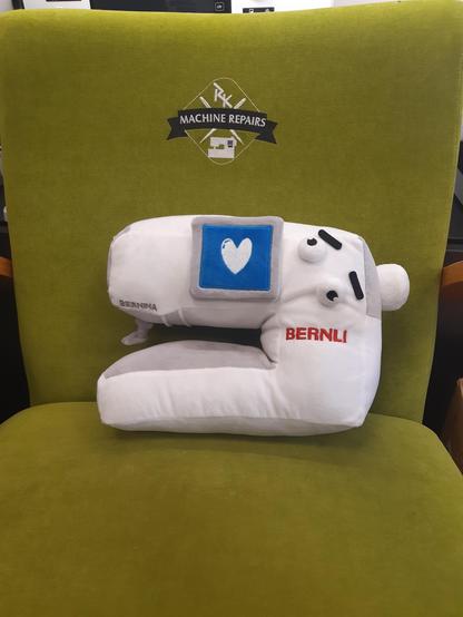 Machine à coudre de la marque bernina en peluche! Elle a deux yeux adorable et un écran avec un coeur