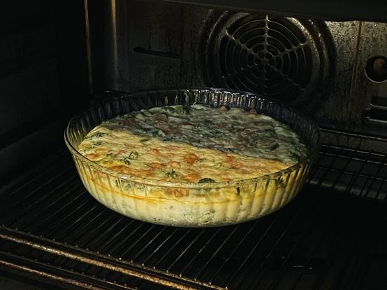 Une quiche qui est en train de cuire
