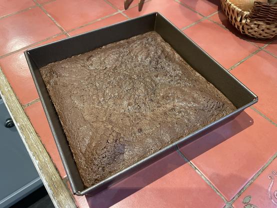 Un gâteau au chocolat dans son moule carré
