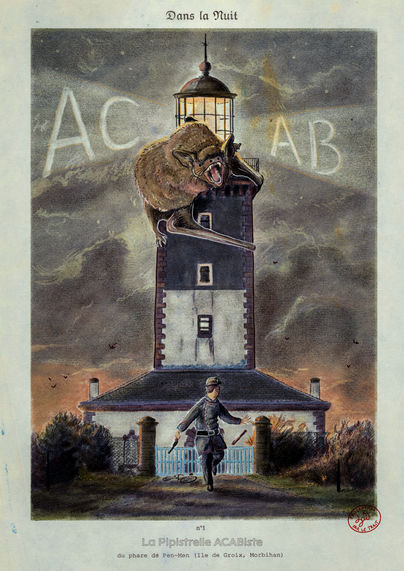 affiche numérique à la façon des lithographies et gravures de la fin XIXe. Une chauve-souris géante est accrochée à la tour et à la lanterne du phare carré de Pen-Men. Elle a l'air menaçante (et badass) en hurlant sur un policier au premier plan, qui s'enfuit en courant. Dans la nuit nuageuse qui commence à tomber, le phare projette les lettres ACAB dans le ciel. Au dessus de la scène, un texte en écriture "gothique" indique "Dans la nuit". Sous la scène des textes en sans et avec serif indiquent "n°1, La pipistrelle acabiste du phare de Pen-Men (Ile de Groix, Morbihan)