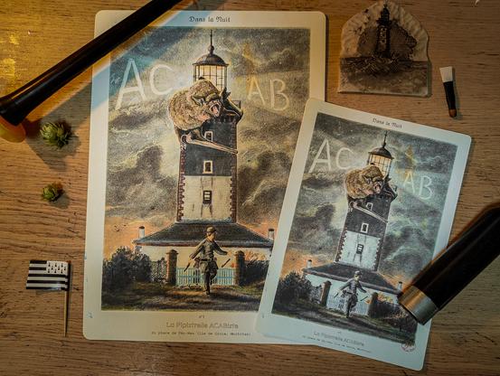 Version A5 et A4 de l'illustration avec la pipistrelle acabiste. Les prints sont posés sur un bureau avec un petit drapeau breton, une linogravure de phare et un chandelier de cornemuse