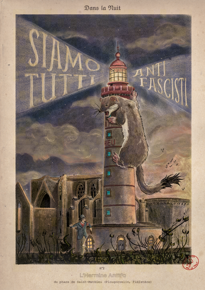 illustration numérique à la façon des affiches publicitaires faites en lithographie à la fin du XIXe siècle. Une hermine géante est accrochée ronde à la tour du phare du phare de Saint-Mathieu. Elle a un air menaçant et badass pendant qu'elle crie contre un fasciste en costume et chapeau qui s'enfuit. Derrière le phare on devine les ruines d'un bâtiment religieux. Le faisceau lumineux du phare indique "Siamo Tutti Antifascisti". Au dessus de la scène un texte indique "Dans la nuit". En dessous on peut lire "N°2, l'hermine antifa du phare de Saint-Mathieu, Plougonvelin, Finistère)