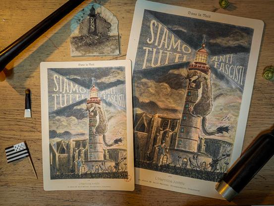 Les prints A5 et A4 de l'illustration avec l'hermine, posés sur un bureau avec une gravure de phare, un petit Gwenn ha du, du houblon et un chandelier de cornemuse