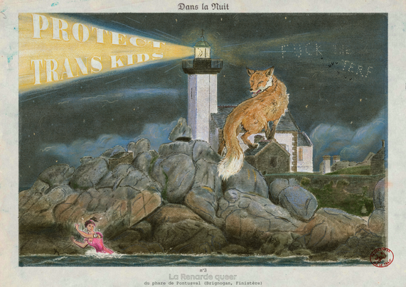 illustration numérique à la façon des affiches publicitaires faites en lithographie à la fin du XIXe siècle. Une renarde géante grimpe sur la toiture du phare-maison de Pontusval. Elle a un air menaçant envers une femme en habit rose et avec un brassard "TERF" qui s'enfuit dans la mer en contrebas de la pointe rocheuse où est posé le bâtiment. Le faisceau lumineux du phare indique "Protect Trans Kids". Au dessus de la scène un texte indique "Dans la nuit". En dessous on peut lire "N°3, la renarde queer du phare de Pontusval, Brignogan, Finistère)