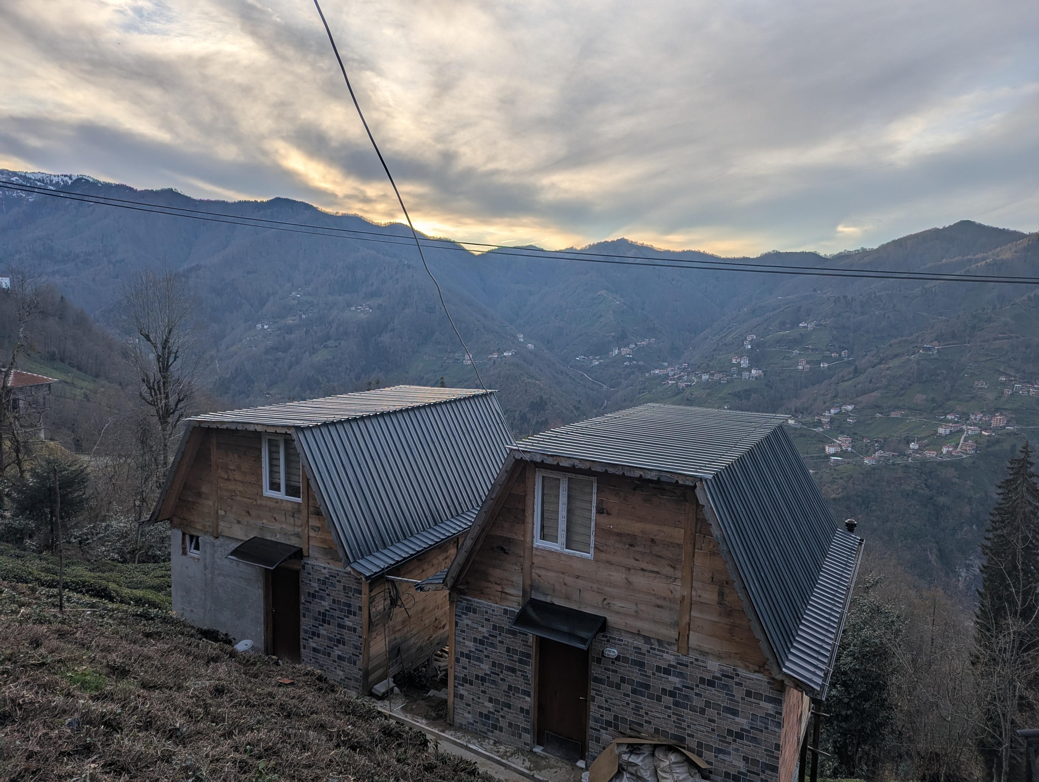 Notre cabane c'est celle de gauche