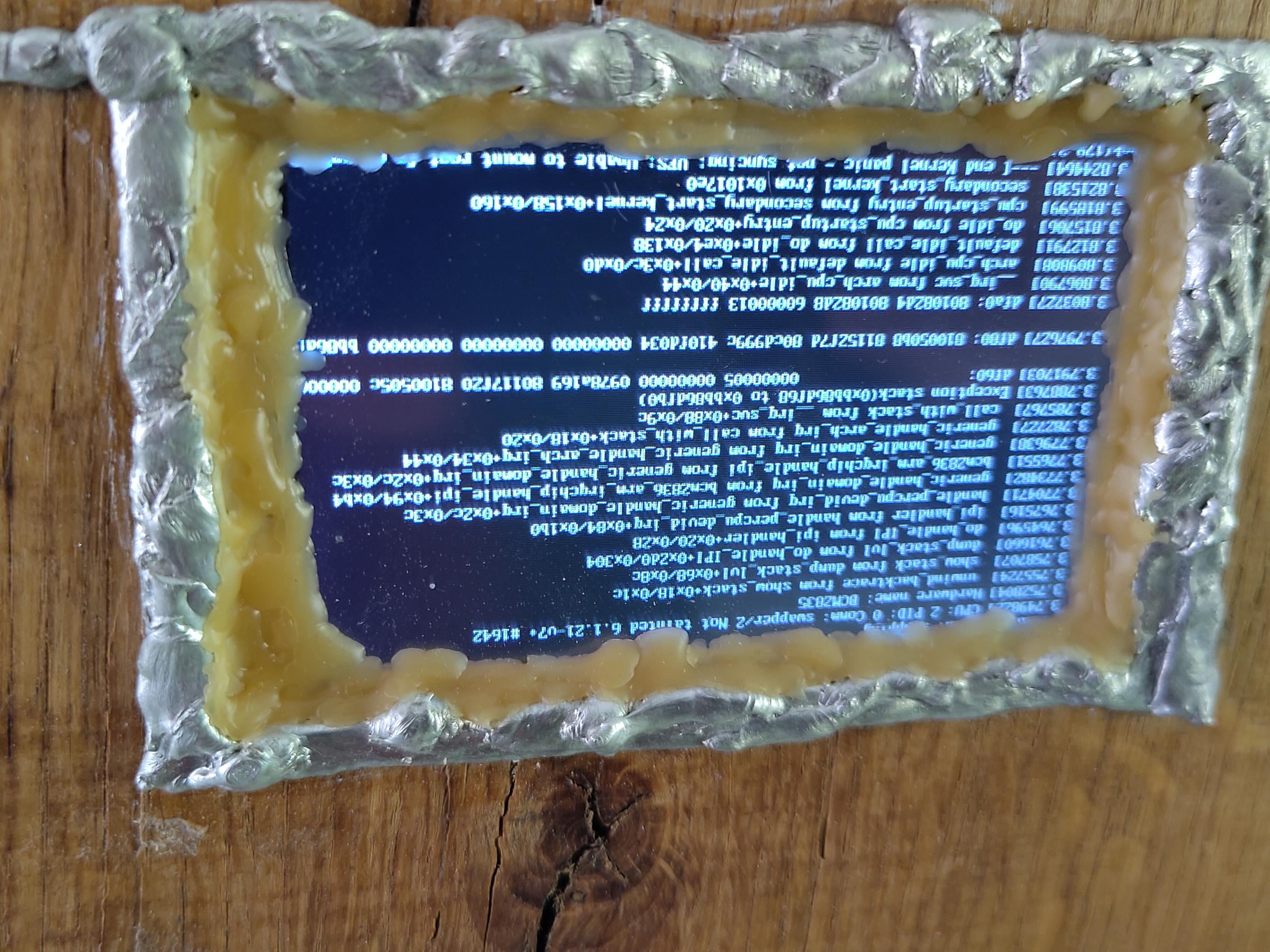 Un écran dans le cadre d'une exposition d'art contemporain au creux de l'enfer à Thiers qui affiche un kernel panic la tête en bas au lieu d'une vidéo.