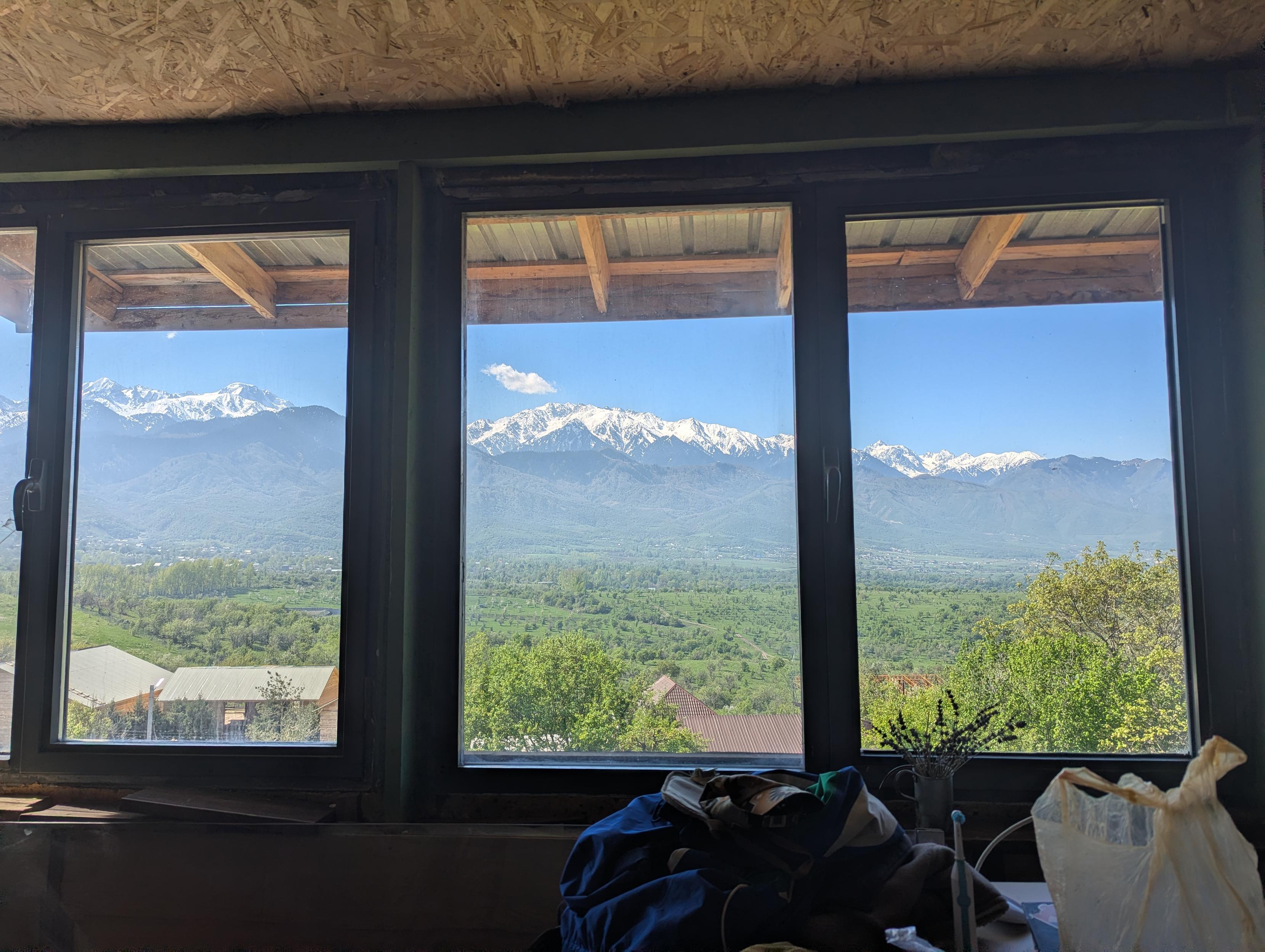 Vue sur les montagnes depuis une fenêtre
