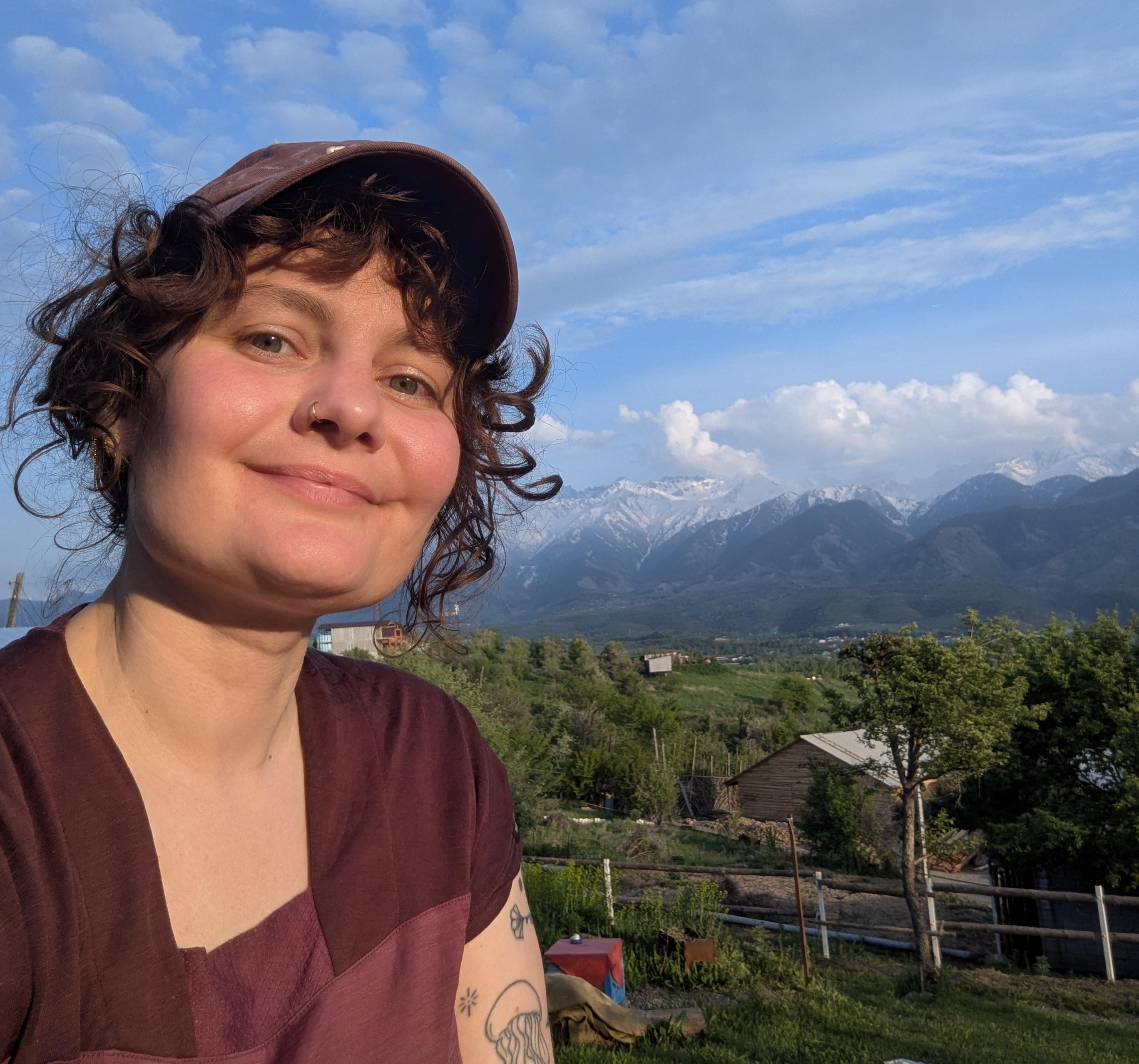 Personne contente sur fond de montagnes