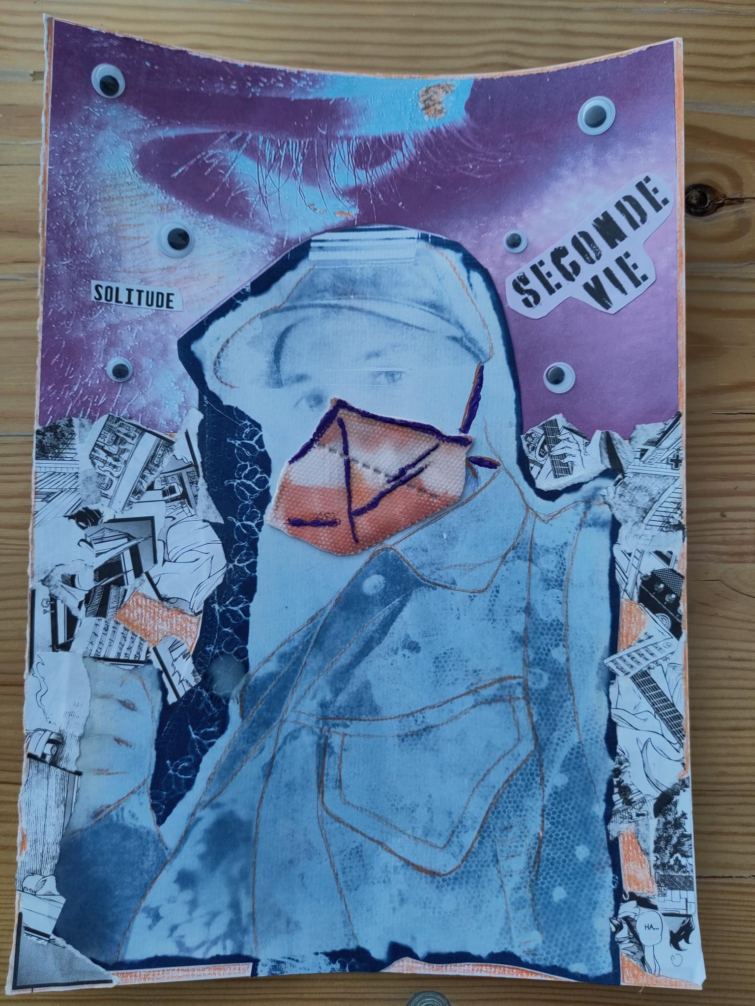 Au centre un cyanotype bleu du haut du buste d'une personne nous regardant, portant un masque FFP2 orange avec des touches de violet, une casquette, une petite sacoche fleurie et une veste en jean. Les traits de la veste sont soulignés légèrement en orange et on voit de la dentelle en surimpression sur une partie. Sur la partie haute de la feuille, un oeil en gros plan juste au-dessus de la tête dans les tons violet et bleu avec des touches de orange. Des yeux en relief sont collés de chaque côté avec d'un côté le mot solitude collé en petit et de l'autre seconde vie, en plus gros. Sur la partie basse du collage, de chaque côté du cyanotype, des petits morceaux de papiers déchirés venant d'un manga en noir et blanc autour de la musique et des taches orange.