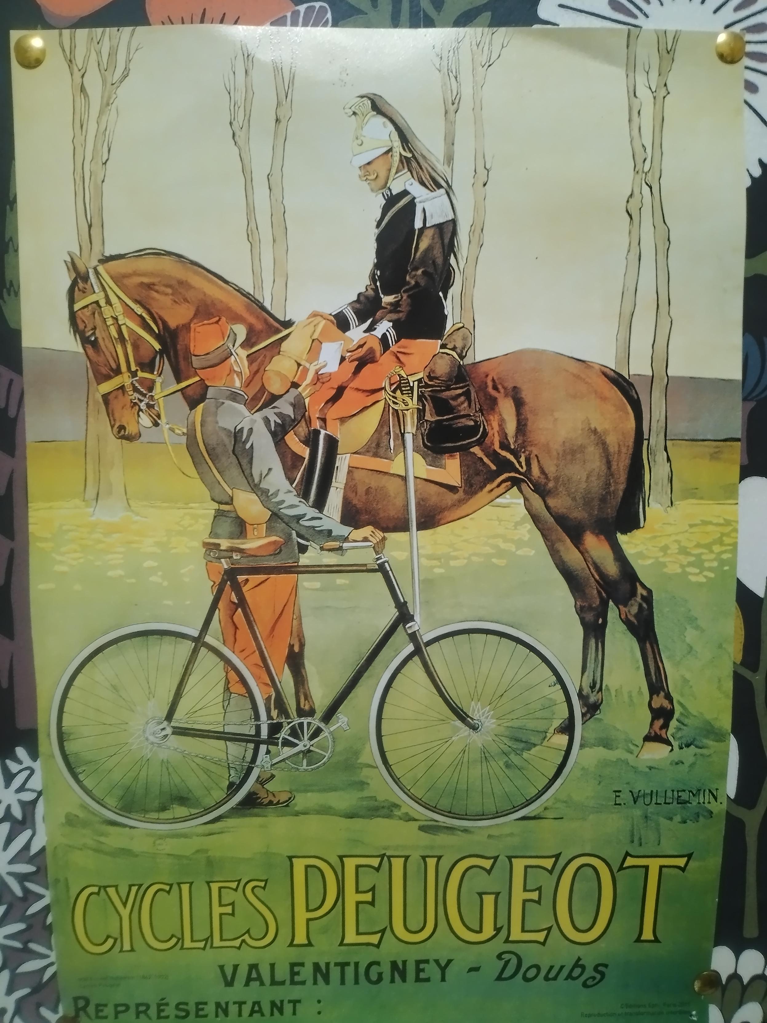 Affiche publicitaire pour Cycles Peugeot. Dans un style vintage avec des couleurs désaturées, on voit un homme à vélo qui tend une missive à un soldat à cheval. On peut lire une tendresse dans le regard qu'ils d'échange.