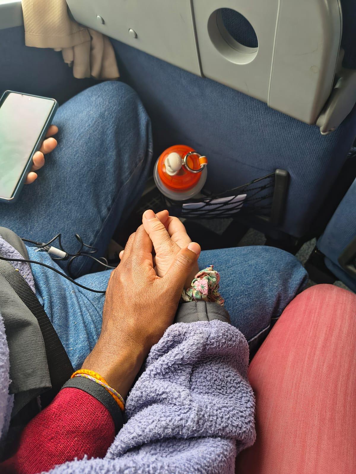 Deux mains qui se tiennent dans un bus
